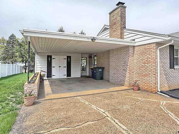 4th image of 16 Columbia Dr