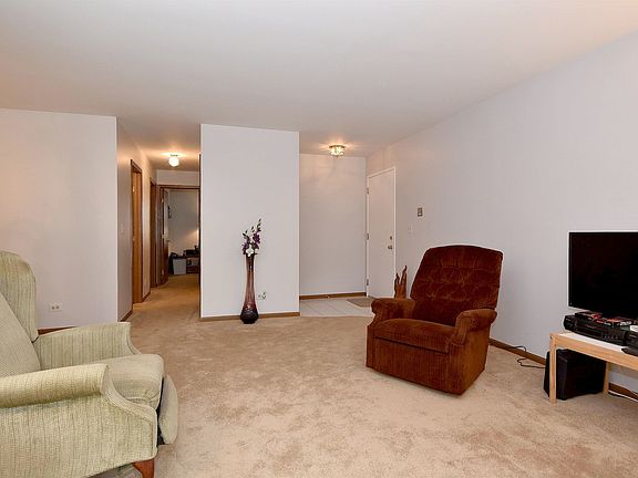 5th image of 217 Charleston Ct Unit 3