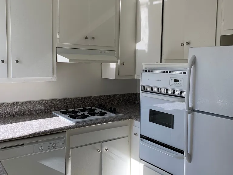 17830 Magnolia Blvd #11 — Photo 3