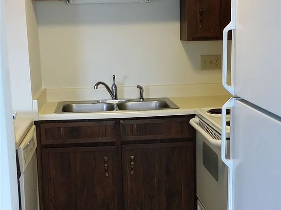 3rd image of 305 Woodwind Ct