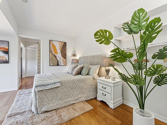 5th image of 7 Knickerbocker Ln