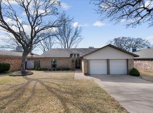 716 Mountain Laurel Ln, Bedford, TX 76021