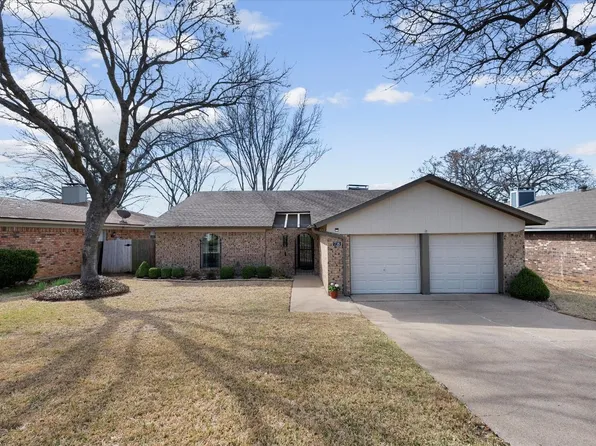 716 Mountain Laurel Ln, Bedford, TX 76021