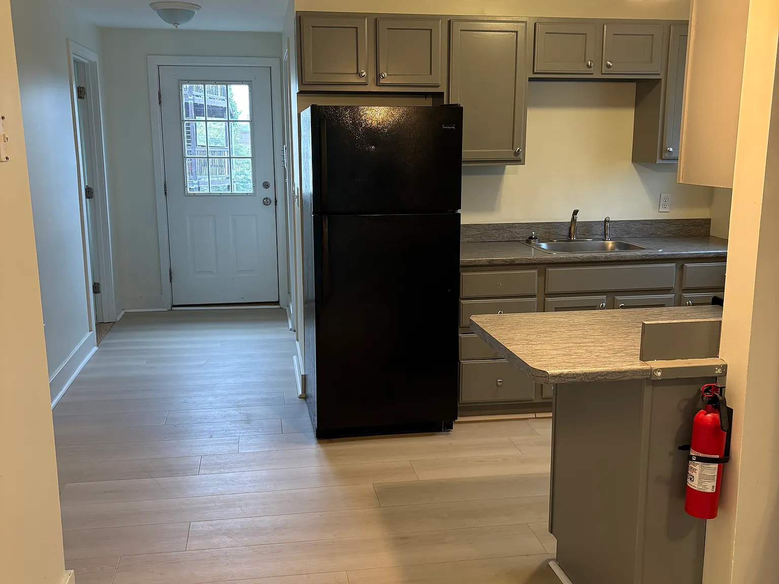 3 bed, 1000 sqft, $2,200 — Photo 4