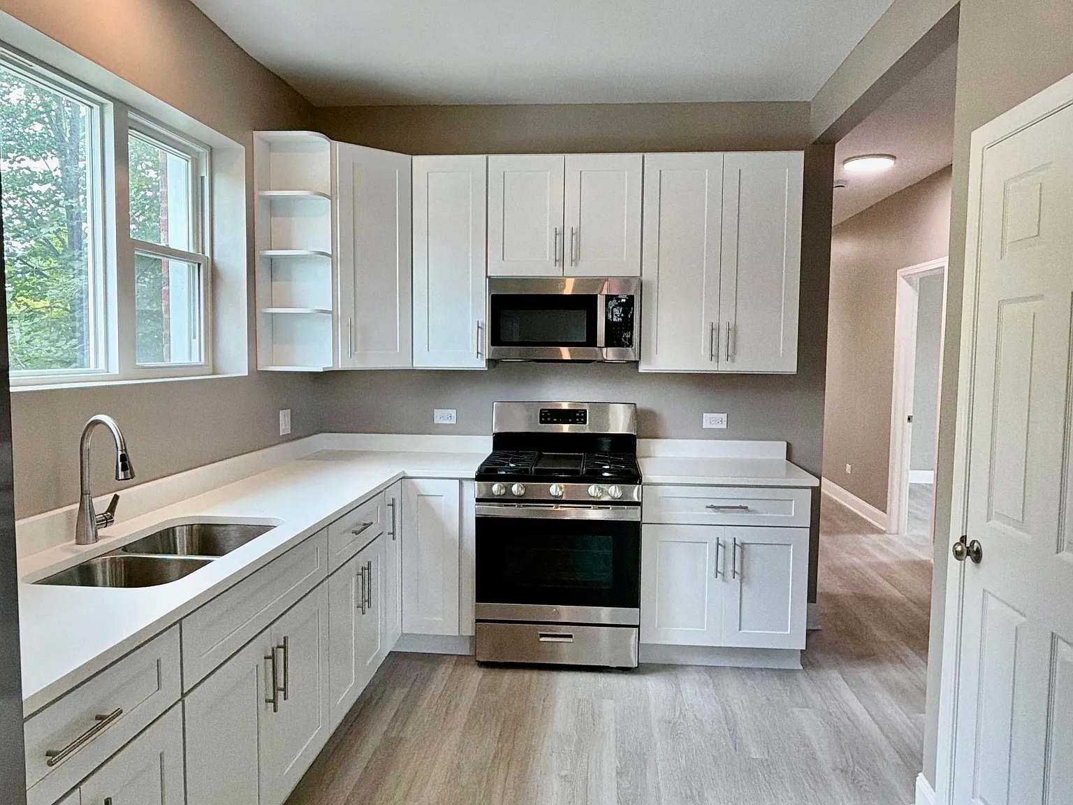 3 bed, 1100 sqft, $1,985 — Photo 2