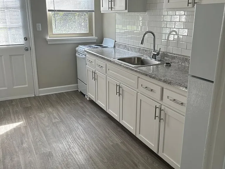 1107 W Rowan St — Photo 8
