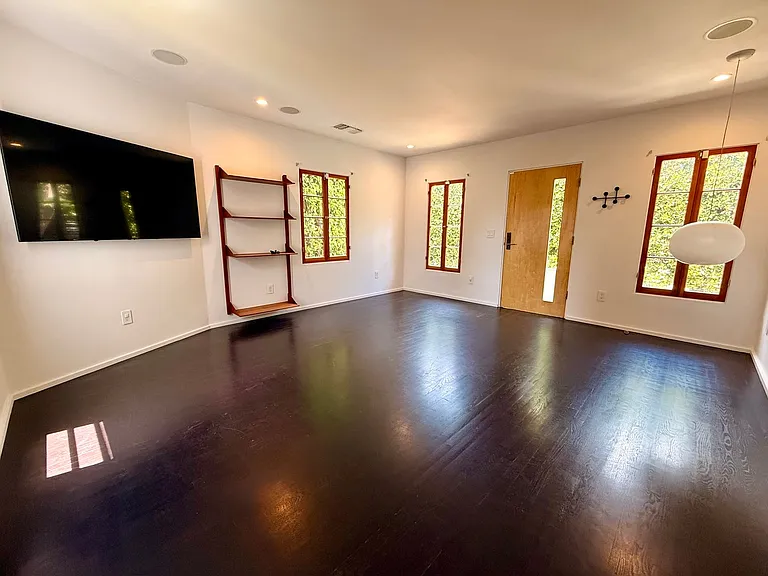 4246 Lexington Ave — Photo 4