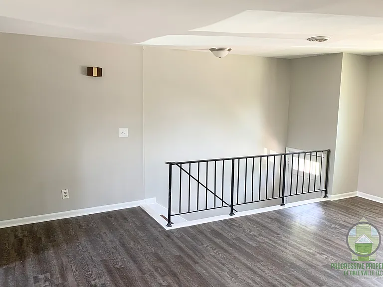 310 Devonwood Ct — Photo 3