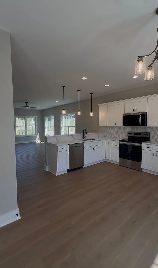 End Unit 2 Bed 2.5 Bath Townhome — Photo 2