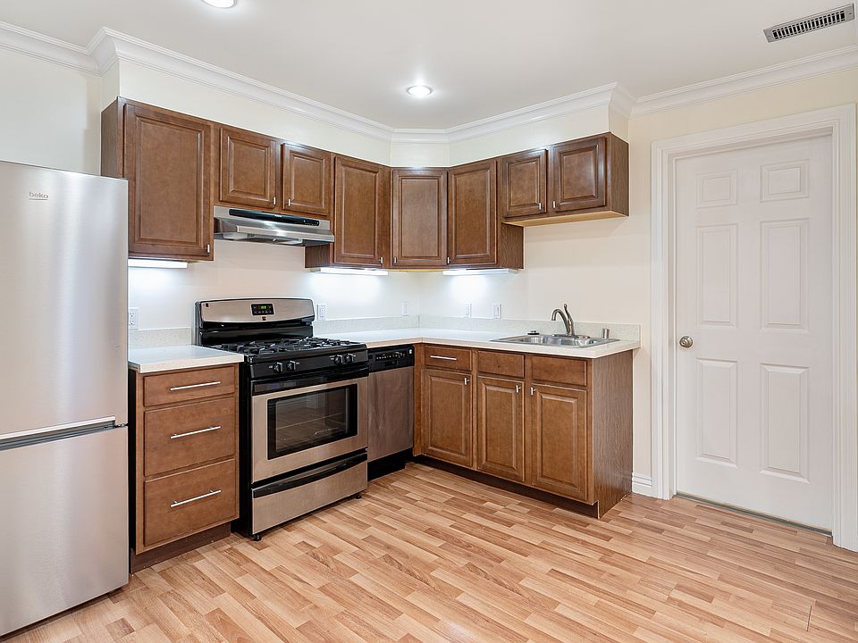 1st image of 284 Chenery St #284