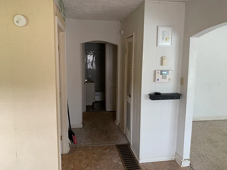 106 Eureka Rd — Photo 4