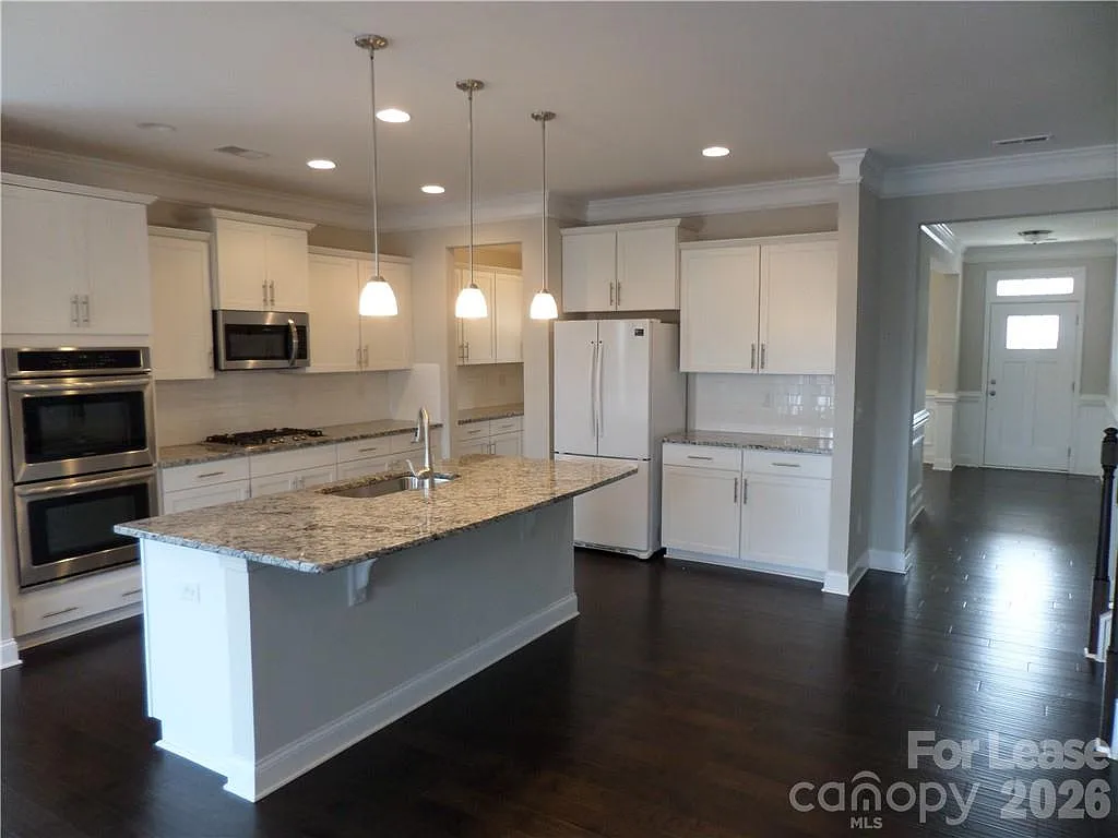 4 bed, 3.0 bath, 3240 sqft, $2,995 — Photo 3