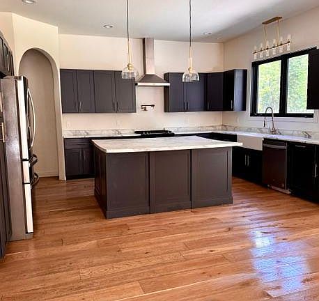 5th image of 305 Shorewood Dr