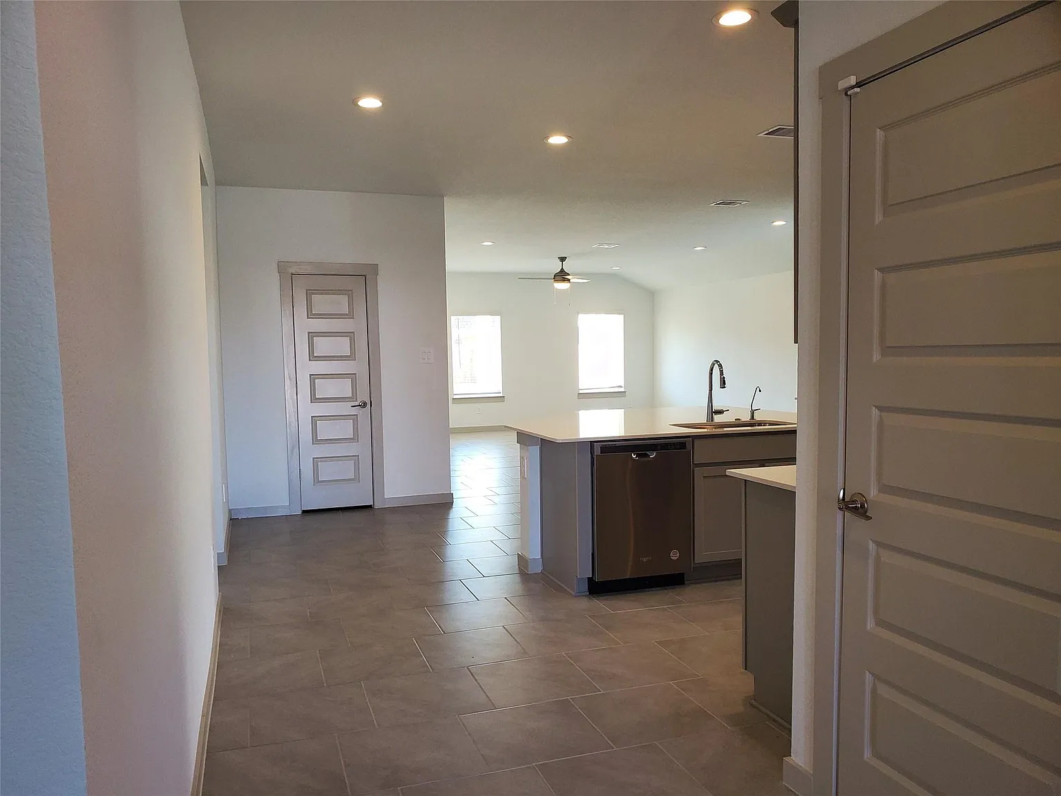 4 bed, 2.0 bath, 2032 sqft, $2,200 — Photo 2