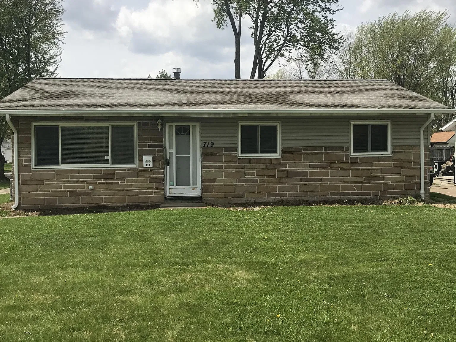3 bed, 888 sqft, $1,450 — Photo 1