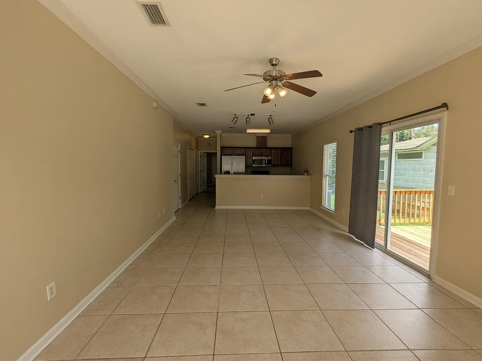 4 bed, 4.5 bath, 1944 sqft, $2,100 — Photo 3