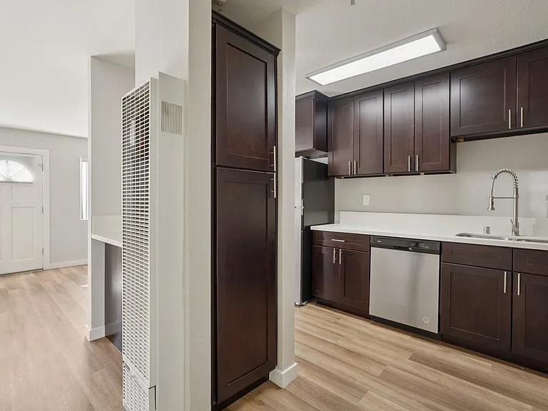 Chadron Apts — Photo 18