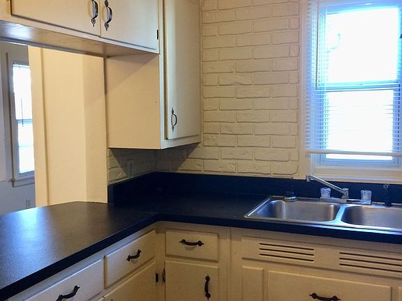 4th image of 2415 Custer Ave