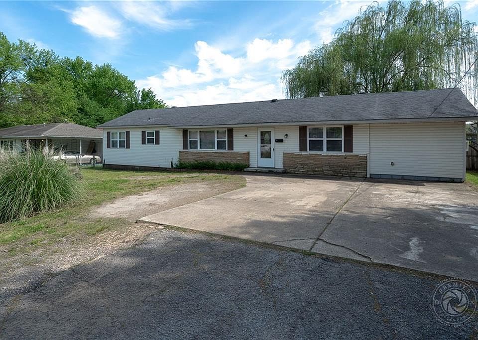 1st image of 2104 Poplar St