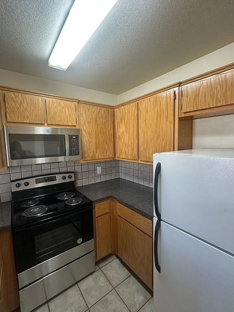 3807 Edgefield — Photo 4