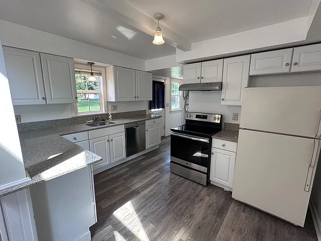 4 bed, 1392 sqft, $2,800 — Photo 2