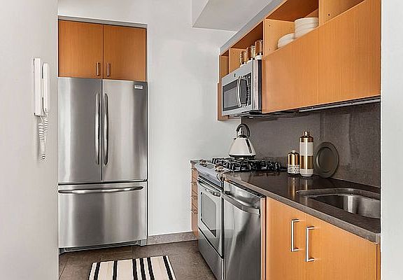 3rd image of 8 Spruce St APT 10Q