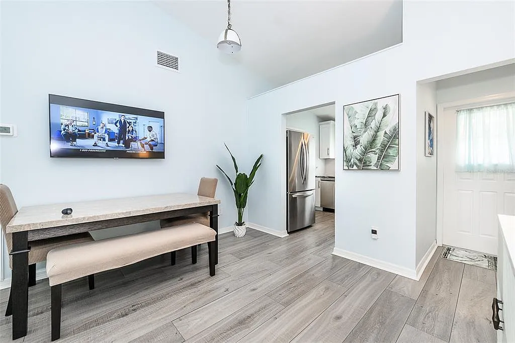 2 bed, 1.0 bath, 825 sqft, $2,800 — Photo 4
