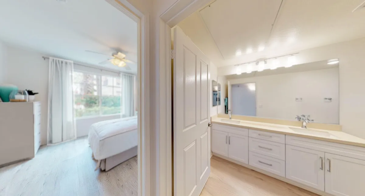 Private bath beside bedroom. A curtain could make it closer to a private master suite. - Vista Sorrento Pkwy