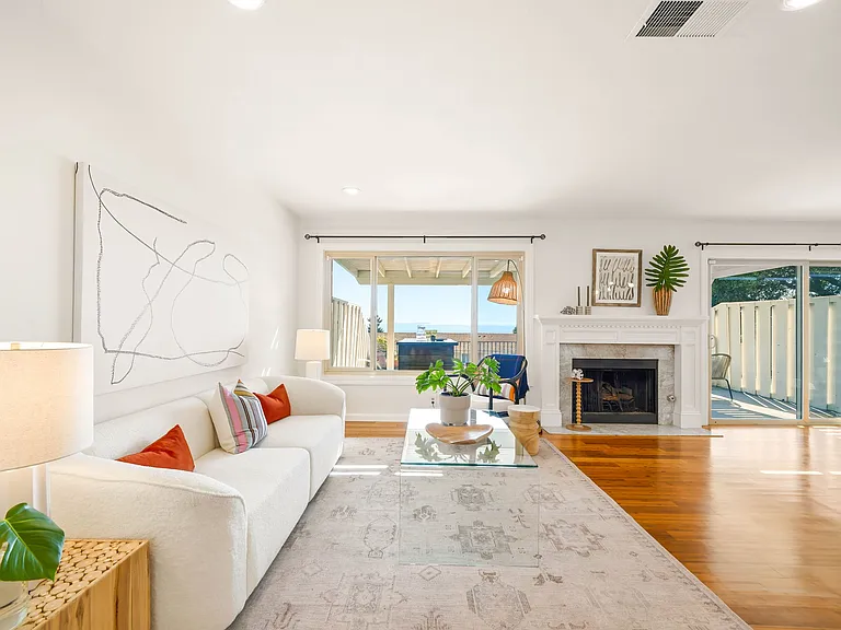 Living area witha VIEW!