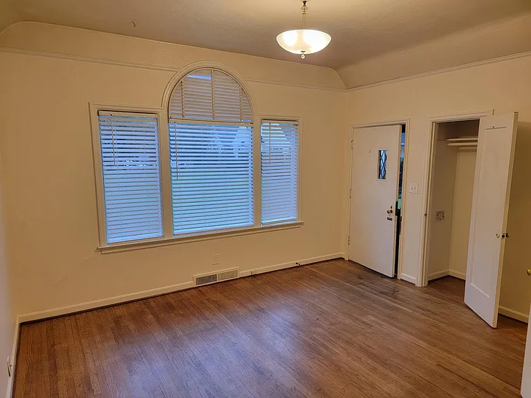 4325 NE Halsey St #9 — Photo 3