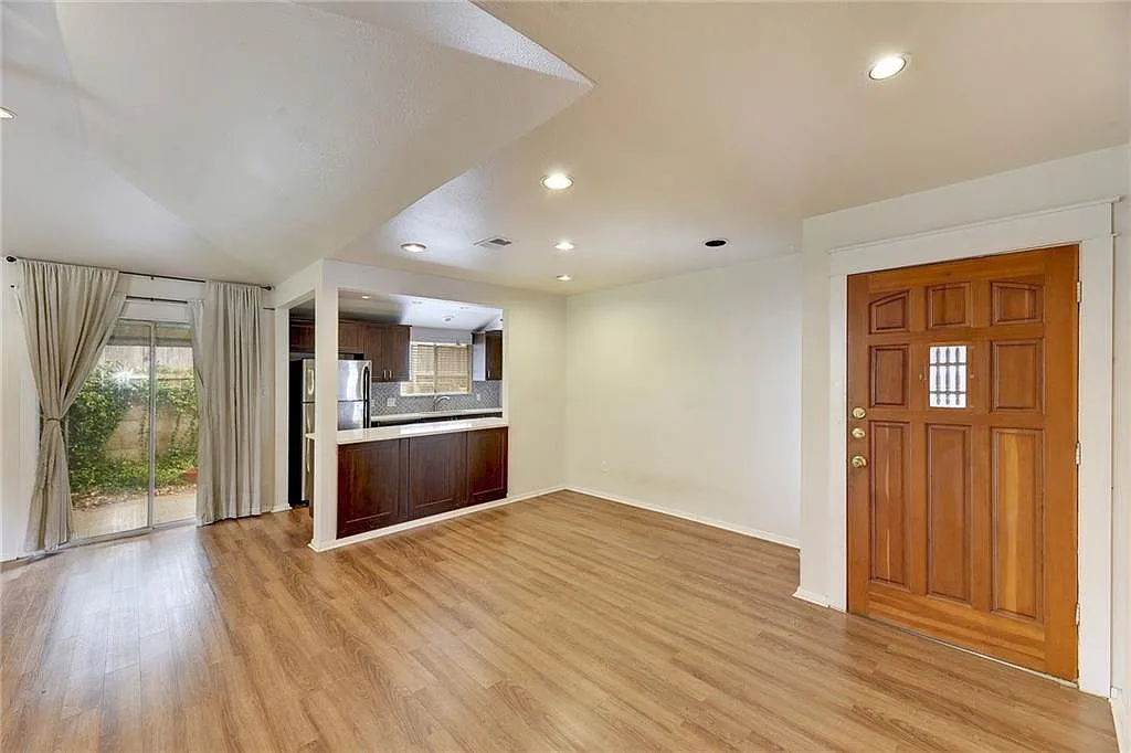 2 bed, 1000 sqft, $2,000 — Photo 3