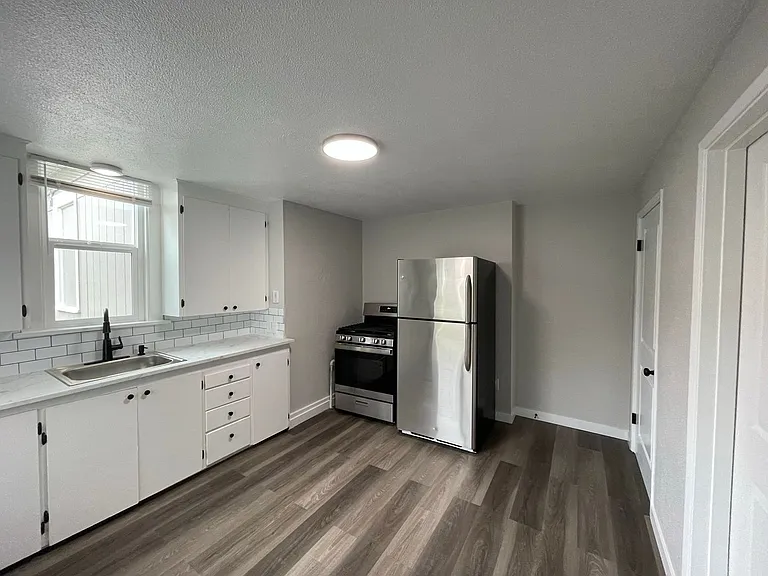 2232 Hoyt Ave- 5 Unit — Photo 2
