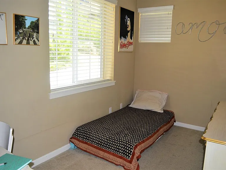 301 NE Eaton Ln — Photo 12