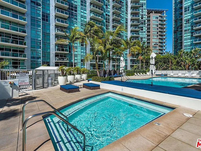 13700 Marina Pointe Dr #327 — Photo 47