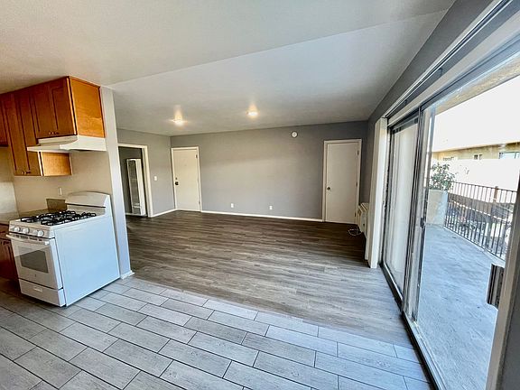 3rd image of 14609 Saticoy St APT 20