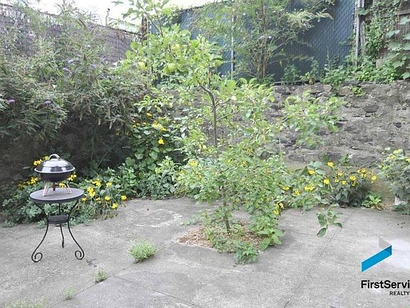 5th image of 225 13th St APT D2