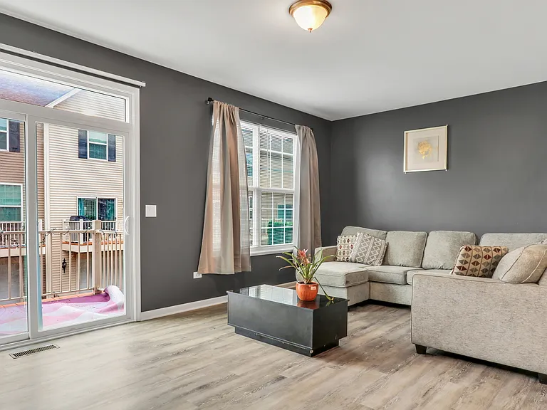 214 Lionel Dr — Photo 5