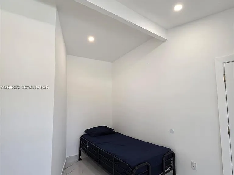305 SE Airoso Blvd — Photo 26