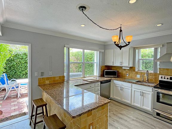 5th image of 1701 N Treasure Dr APT 1