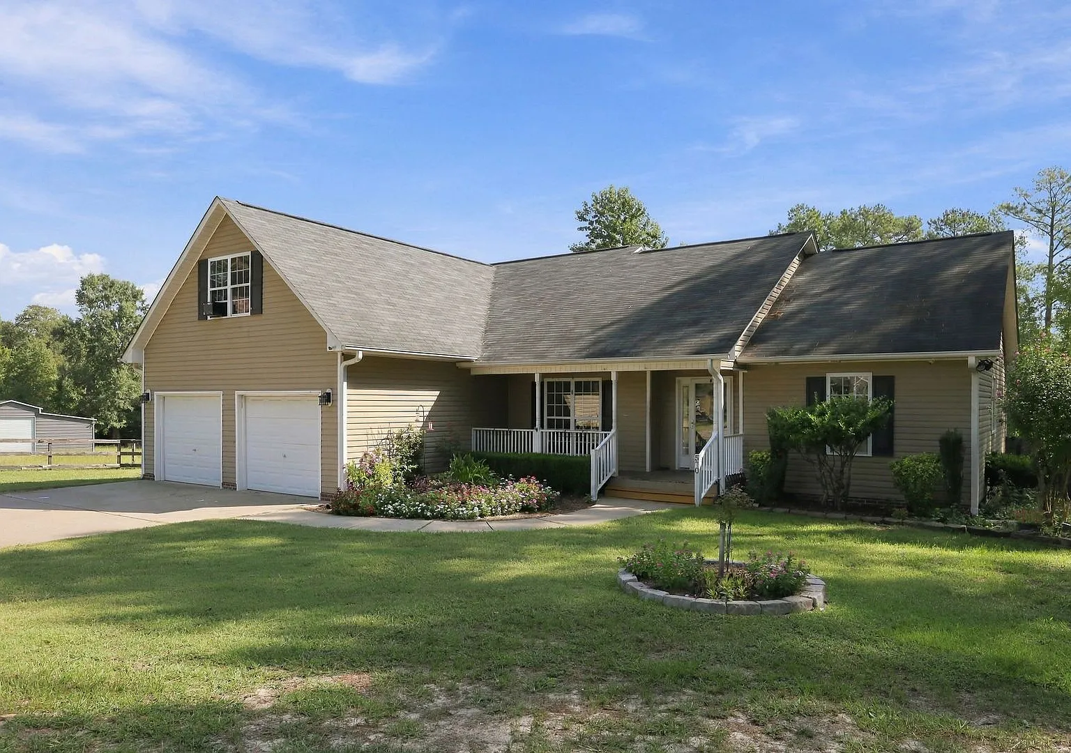 Country Charm & Space to Roam Just Minutes from Downtown Lillington! — Photo 1