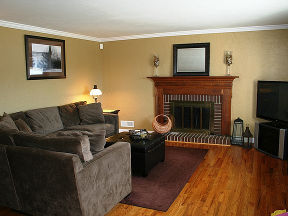 Family room w/fireplace