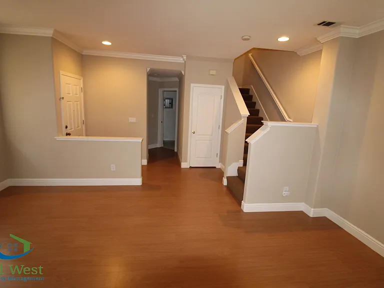 390 Oleander Dr — Photo 5