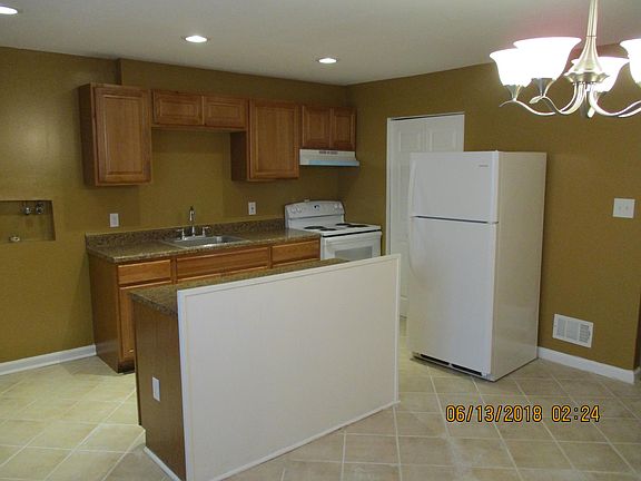 3rd image of 829 N Lombard St