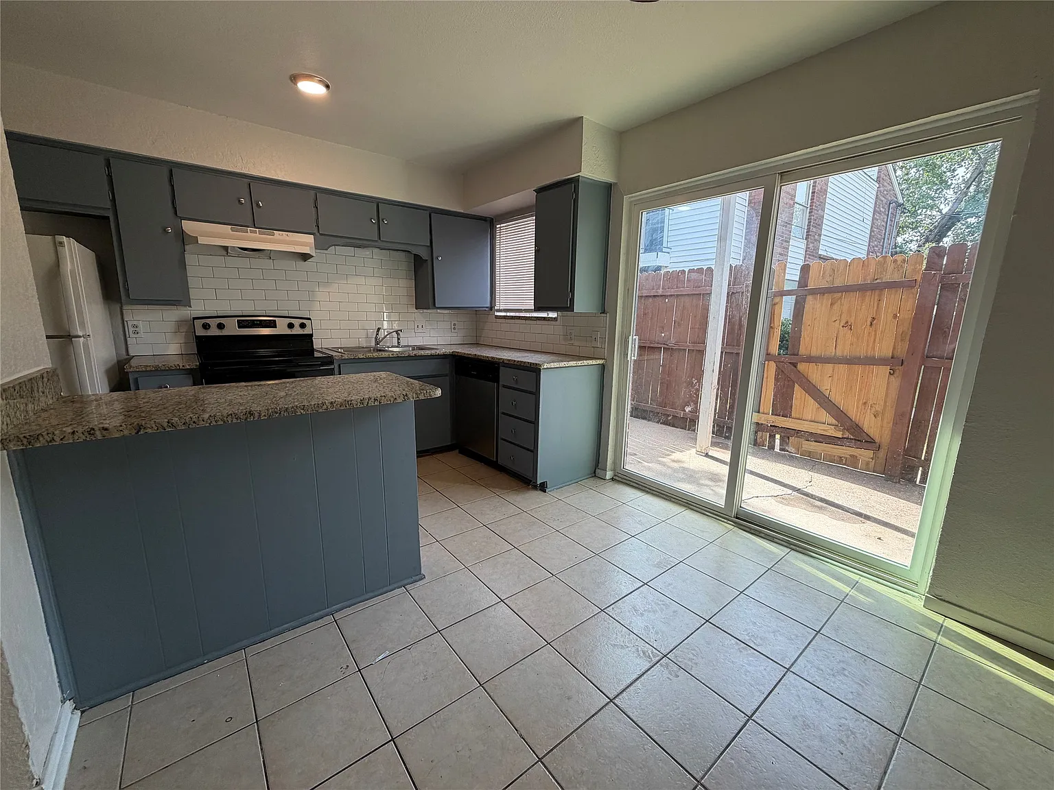 2 bed, 2.5 bath, 966 sqft, $1,550 — Photo 2