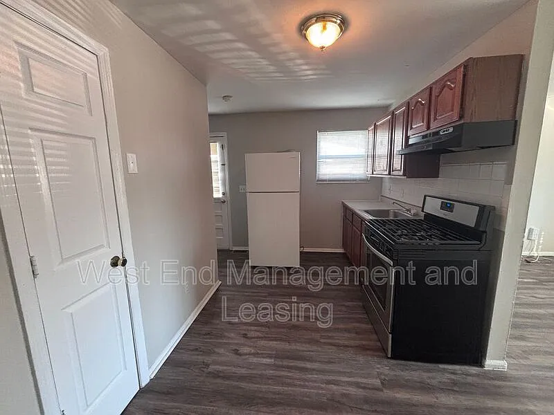 2 bed, 1.0 bath, $1,095 — Photo 3