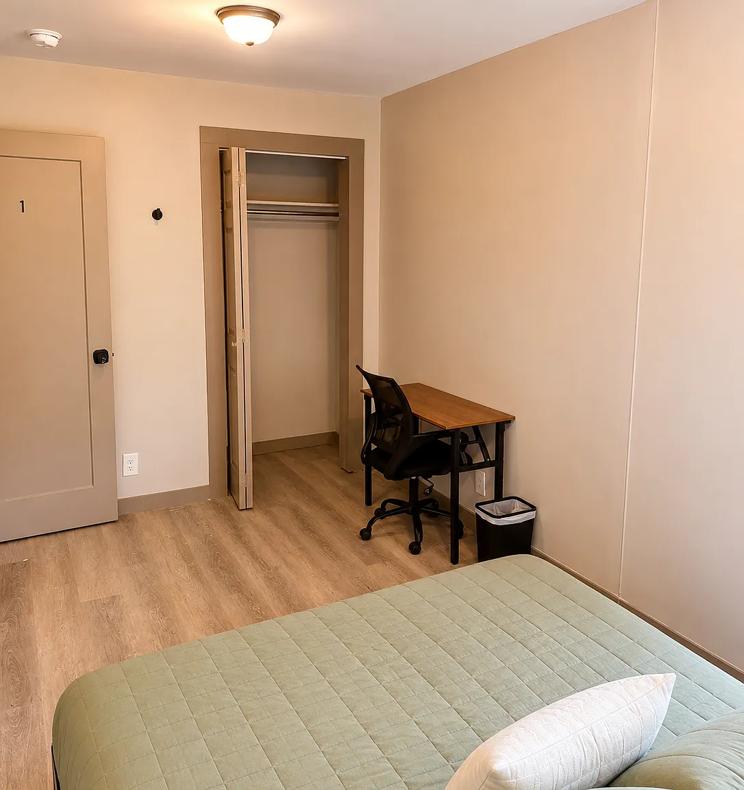 7 bed, 2100 sqft, $1,000 — Photo 3