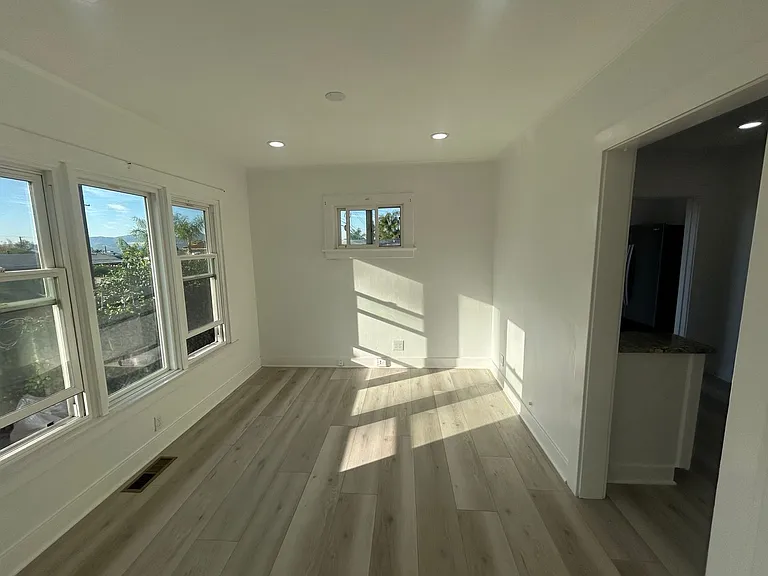 217 N Bel Aire Dr — Photo 2