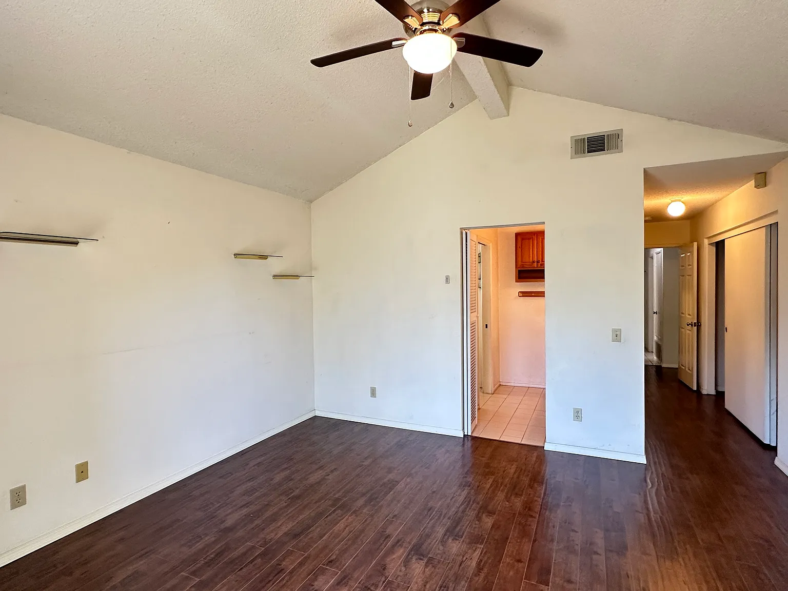 3 bed, 1377 sqft, $3,100 — Photo 2
