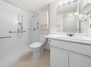 2016 Fullerton Ave #405, North Vancouver, BC V7P3E6