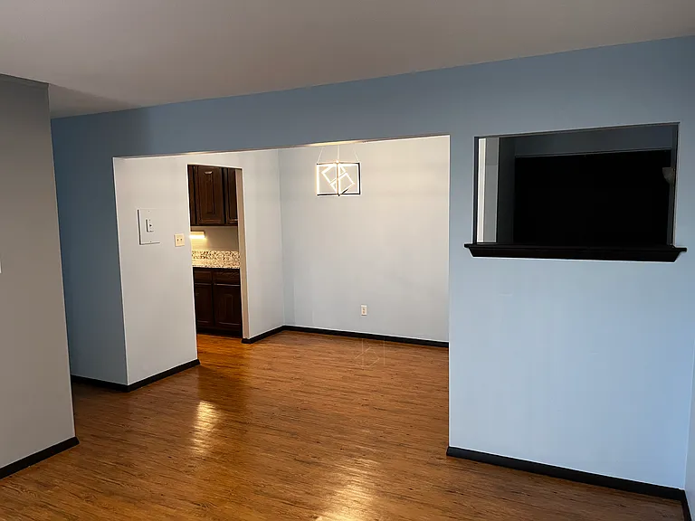 Bristol Court Apartments — Photo 19